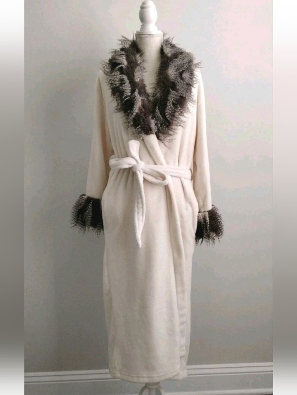 VTG Adrienne Landau Ivory Faux Fur Trim Robe M/L Belted Long Plush Housecoat Y2K